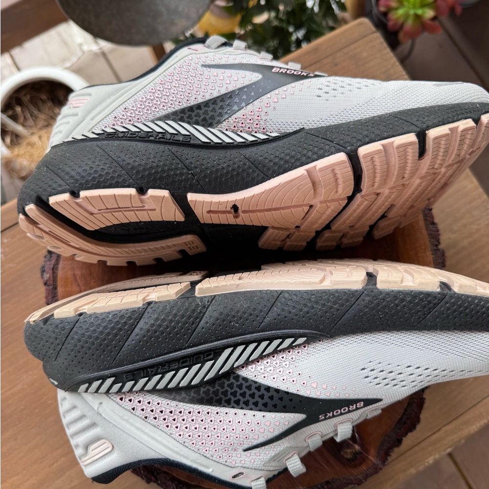 Brooks Adrenaline GTS 22 women's Running Shoes - Light Gray with Black Accents 7 - Picture 5 of 10